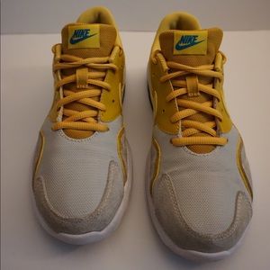 Women’s size 7 sneakers